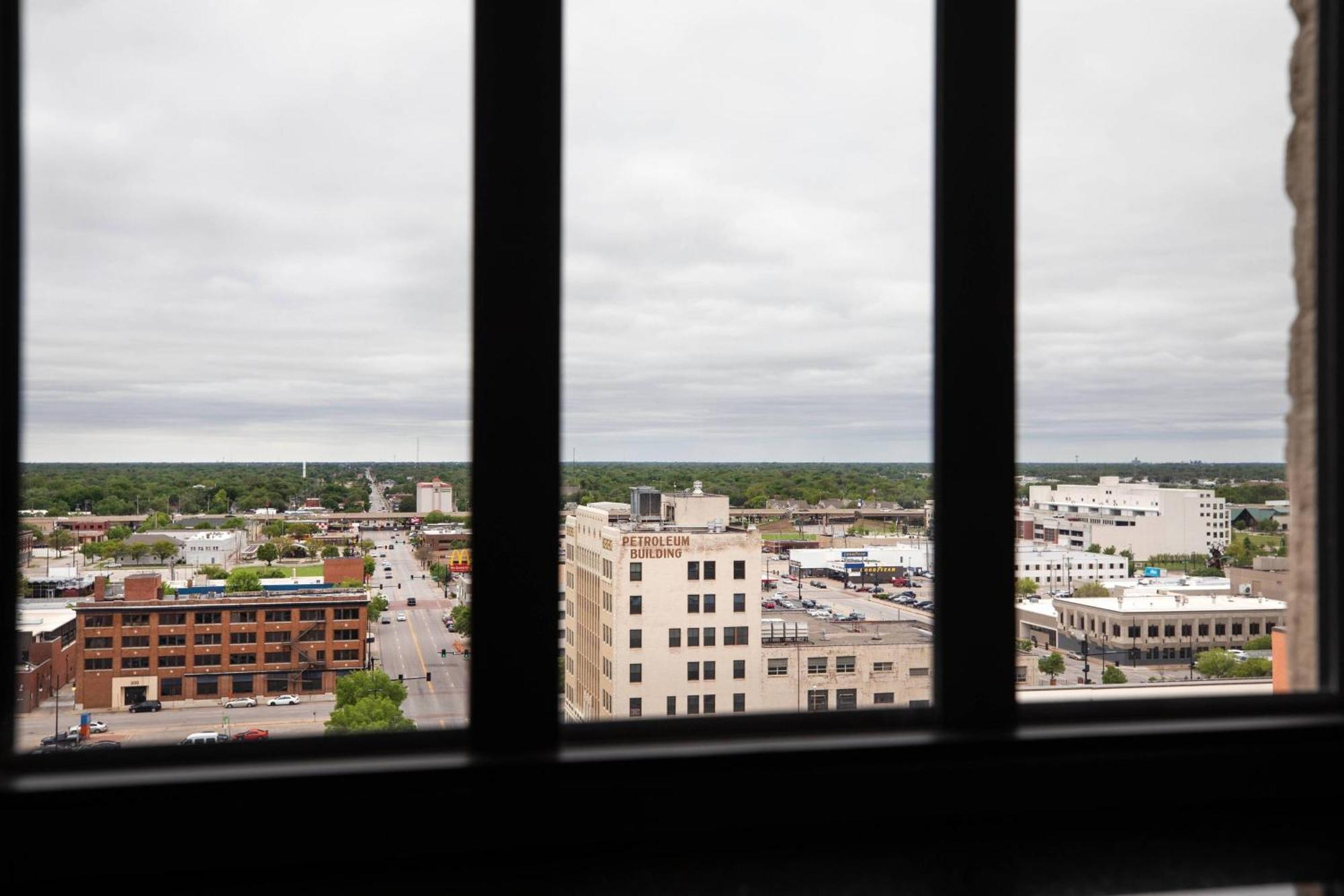 Ambassador Hotel Wichita, Autograph Collection Bagian luar foto