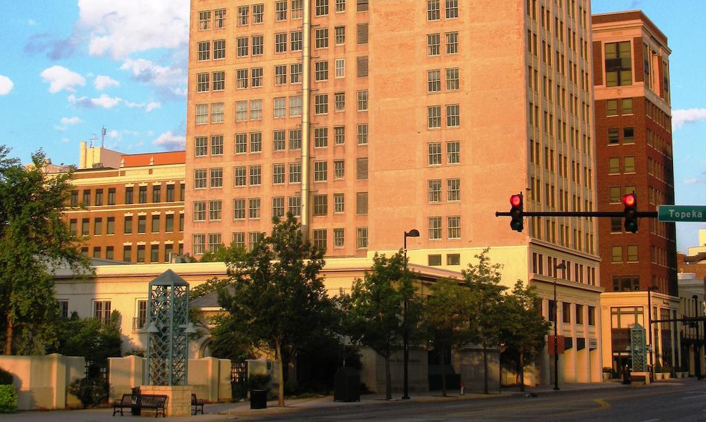 Ambassador Hotel Wichita, Autograph Collection Bagian luar foto